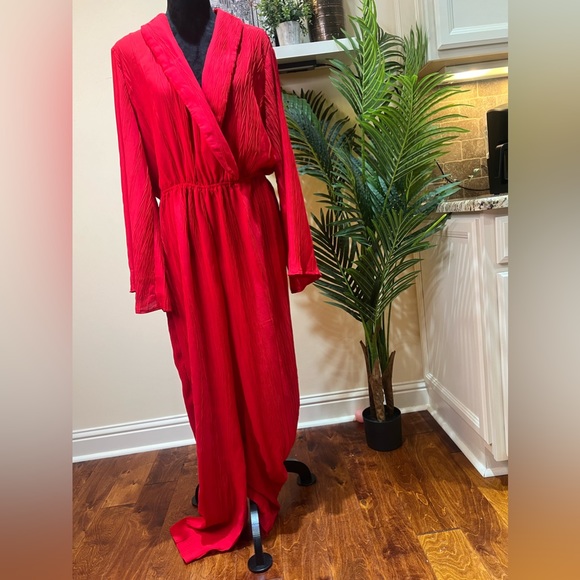 PrettyLittleThing Plus Red Deep-V Textured Wide Leg Jumpsuit 14 - Picture 6 of 15